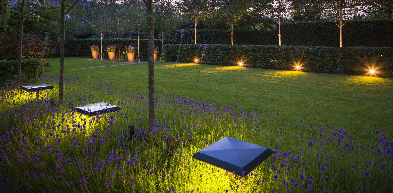 Moderne tuin met verlichting Veltkamp Tuinen